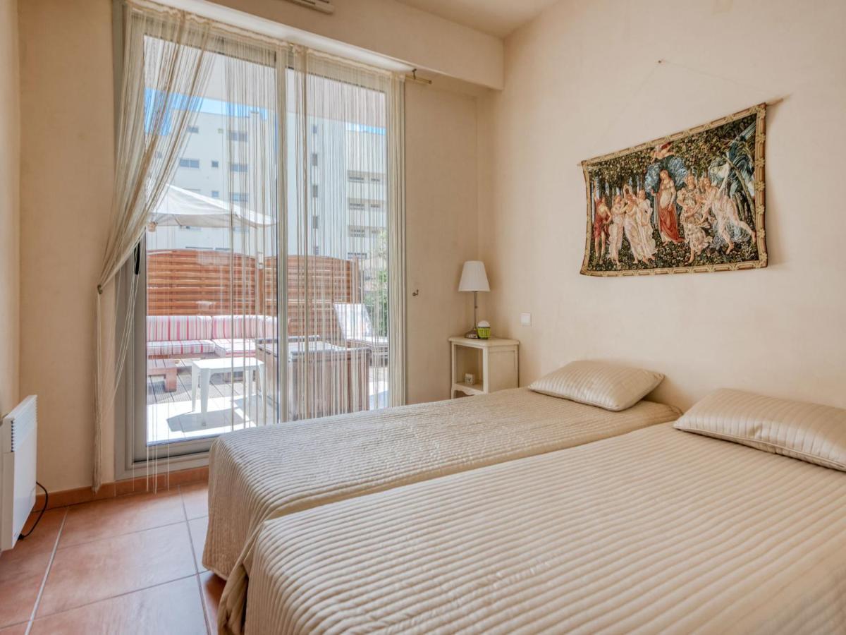Apartamento Les Allees Du Cap-3 By Interhome *
